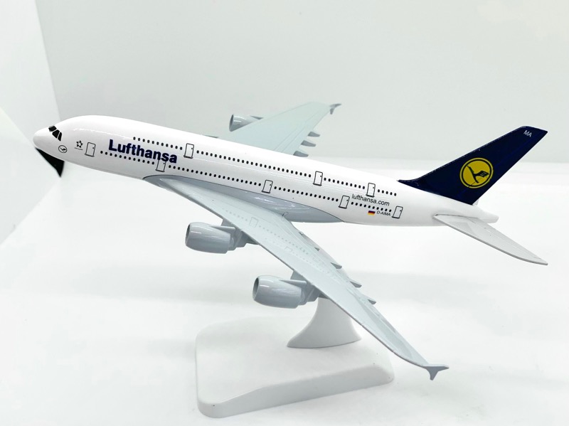 Máy bay Lufthansa lớn có bánh xe